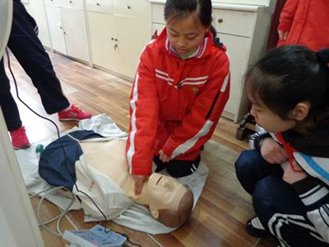 小学生进行心肺复苏模型教学培训